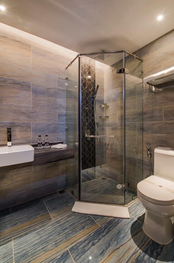 Executive Suite, 2 Bedrooms - Photo 2
