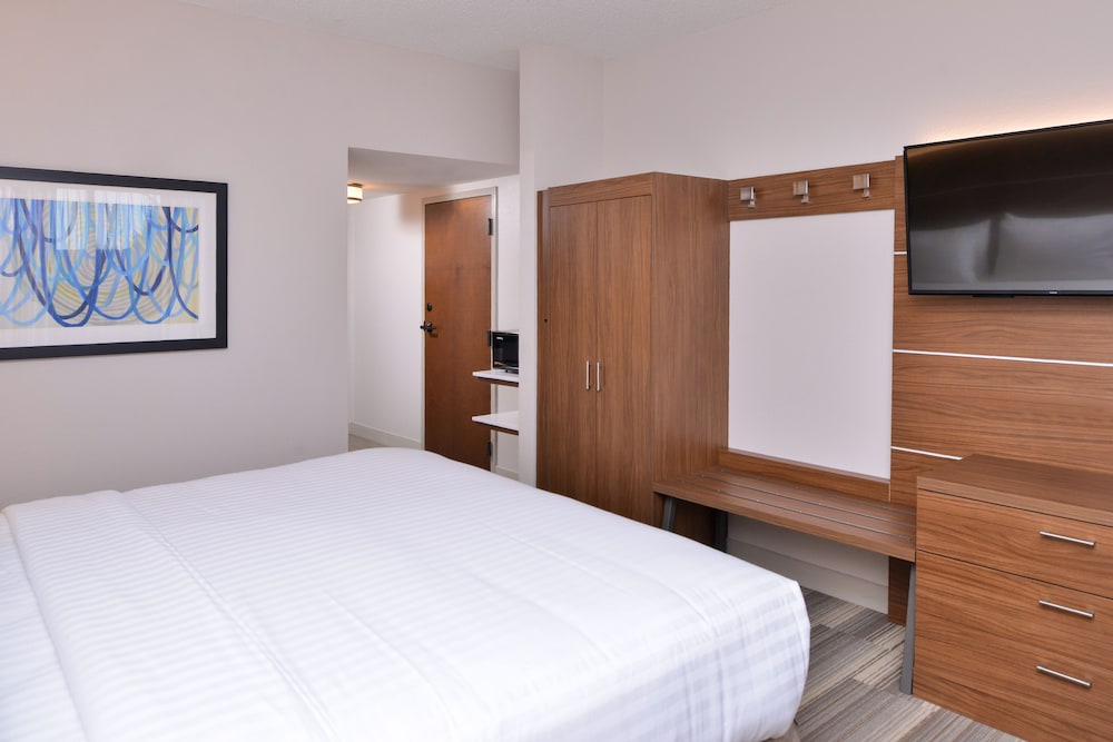 Suite, 1 King Bed, Accessible (Comm, Tub) - Photo 3