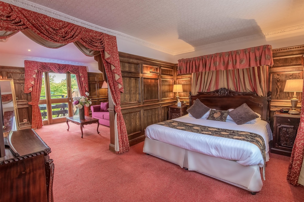 Suite, 1 King Bed, Balcony, Garden View