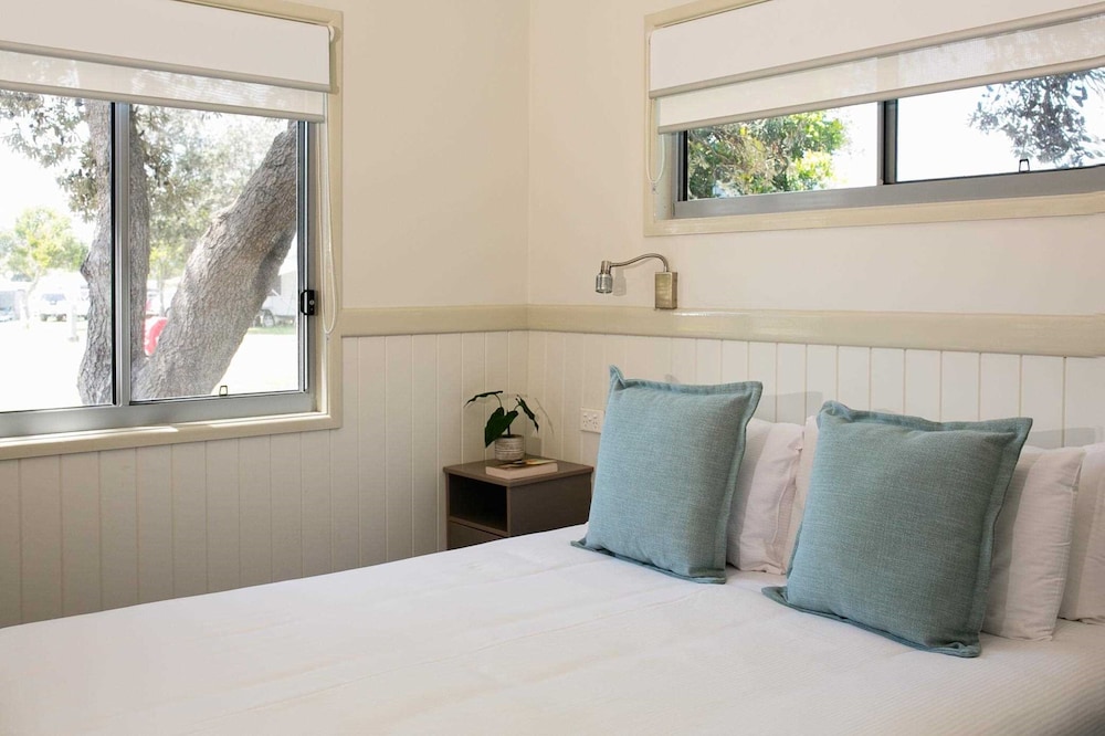 Deluxe Cabin - Sleeps 4 - Dog Friendly