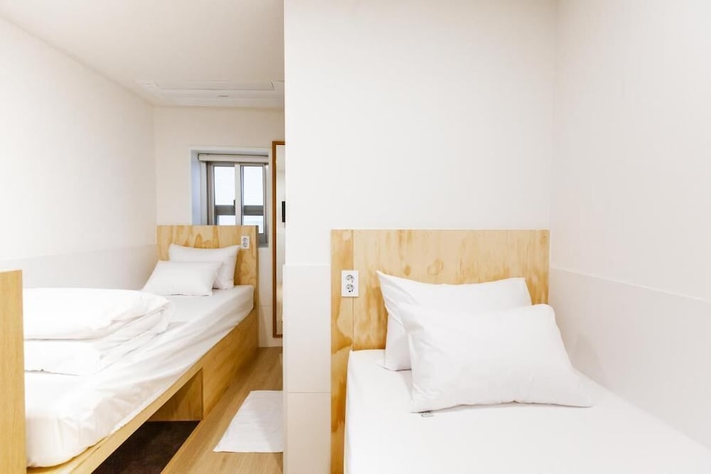 Twin Room, City View (Window) - Photo 4