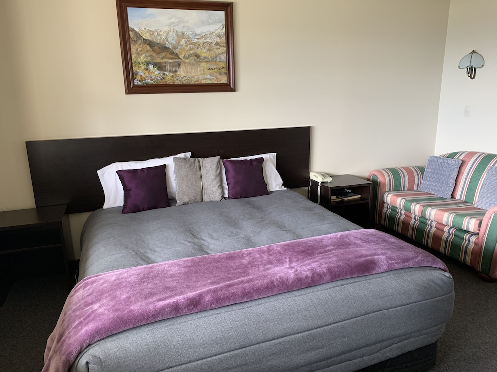 Deluxe Studio, 1 King Bed, Lake View