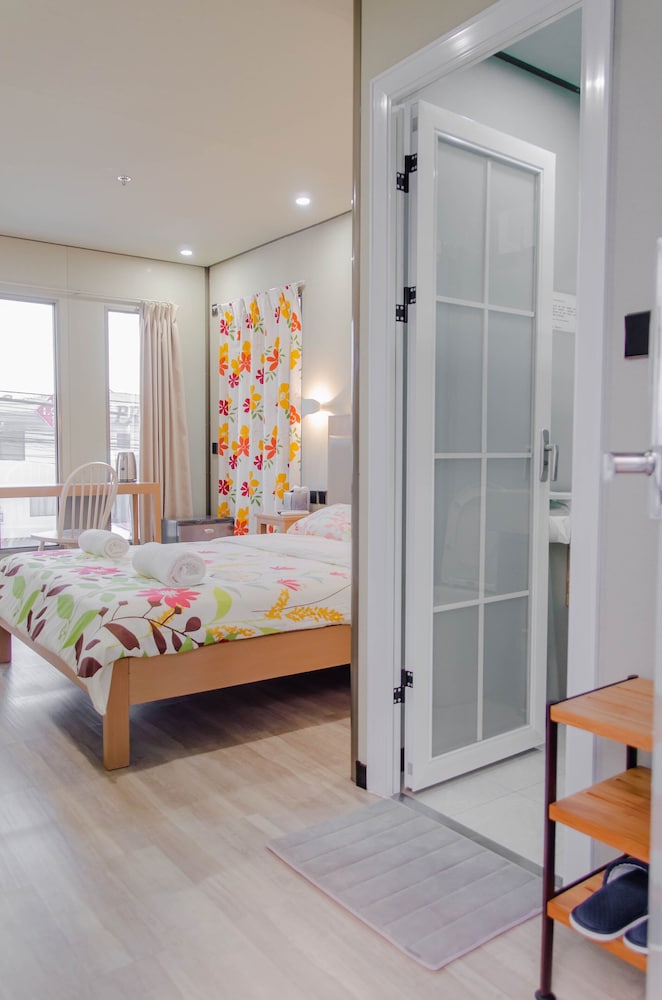 Standard Room, 1 Queen Bed photo 2