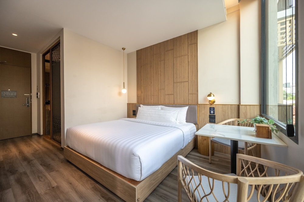 Deluxe Room, 1 King Bed, Balcony, Pool View photo 3