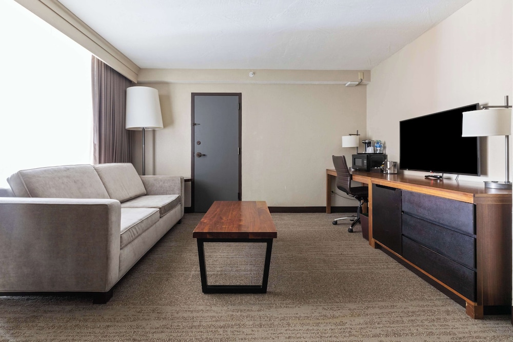 Junior Suite, 1 King Bed, Non Smoking photo 2