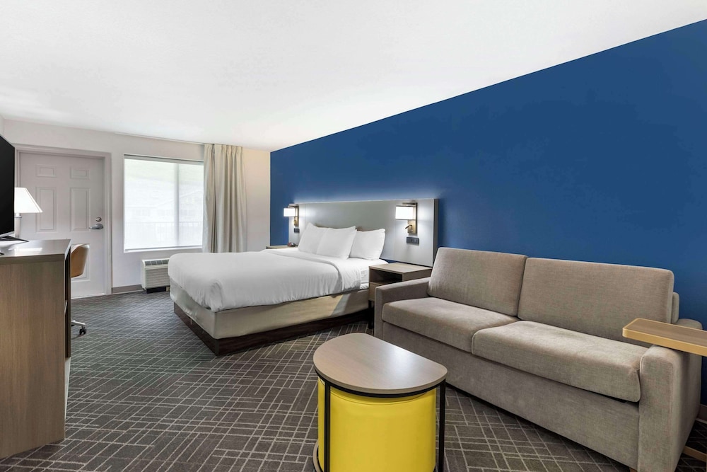 Business Room, 1 King Bed with Sofa bed, Non Smoking photo 3