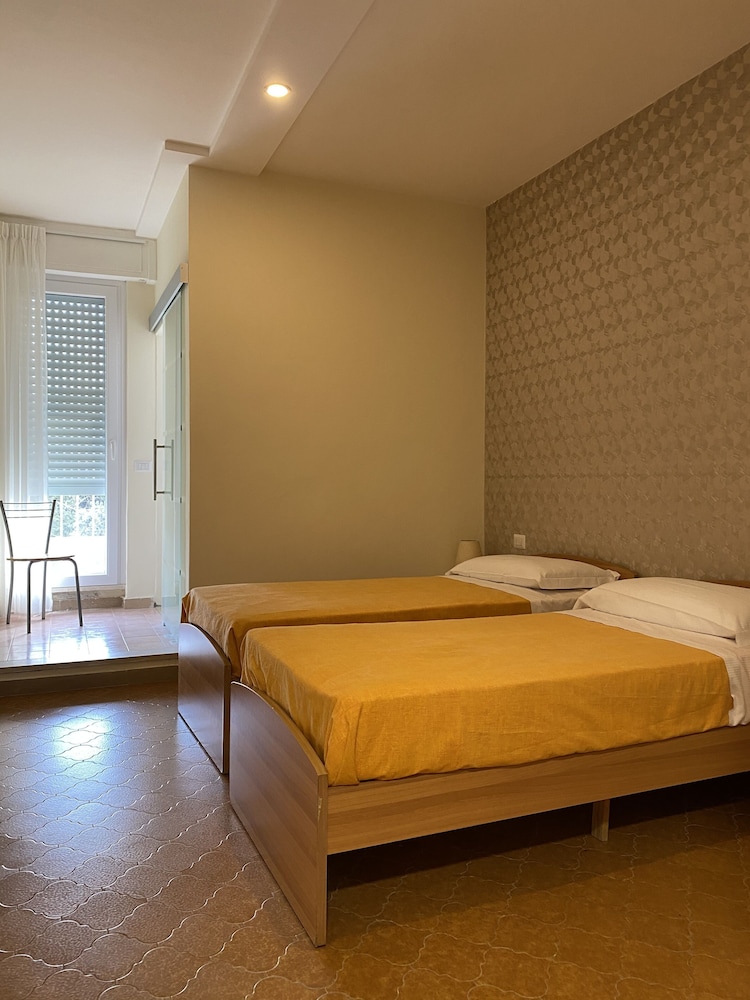 Economy Twin Room photo 1