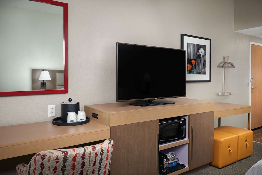 Room, 1 King Bed, Accessible (Mobility & Hearing, Roll-In Shower) - Photo 4