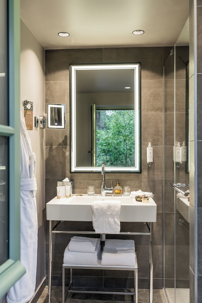 Premium Suite, 1 Bedroom, Garden View (King Bed) - Photo 3