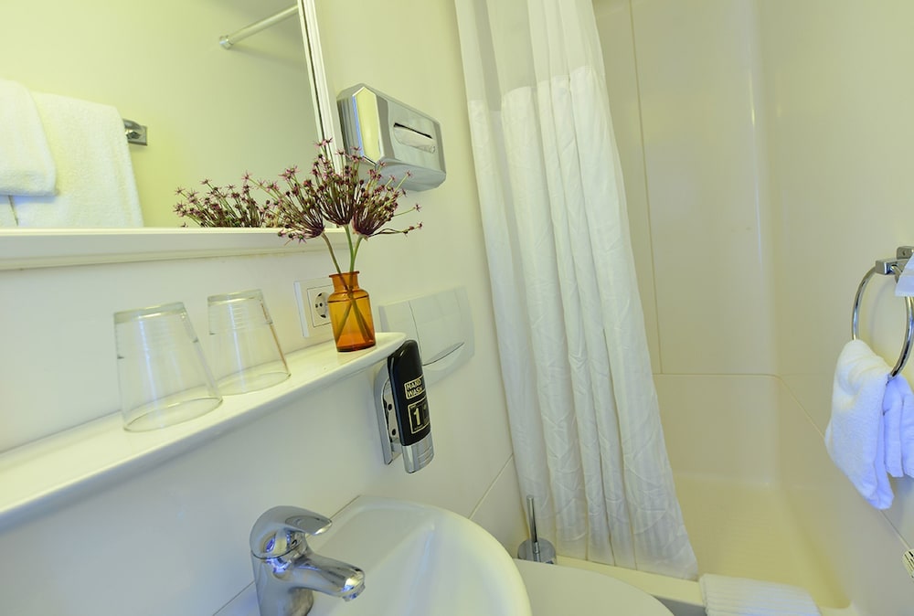Economy Single Room, Private Bathroom in Hallway photo 2