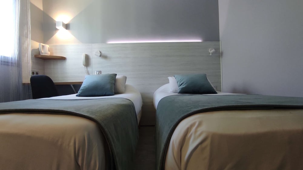 Standard Room, 2 Twin Beds photo 2
