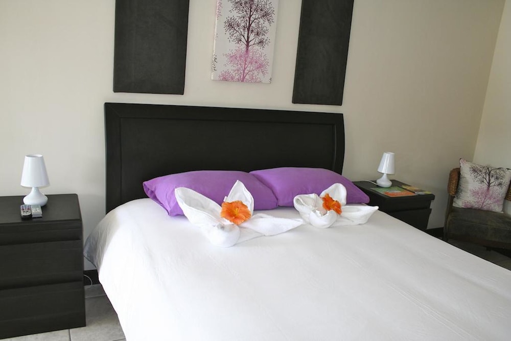 Comfort Studio, 1 Queen Bed, Pool View