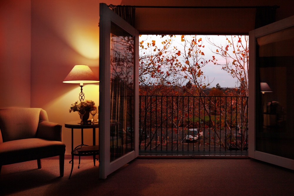 Deluxe Room, 1 King Bed, Courtyard View - Photo 5