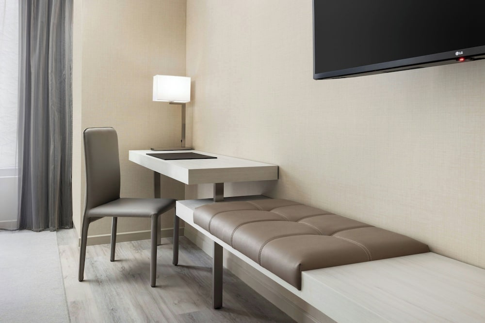 Studio, 2 Queen Beds (Mobility/Hearing Accessible, Tub) - Photo 4