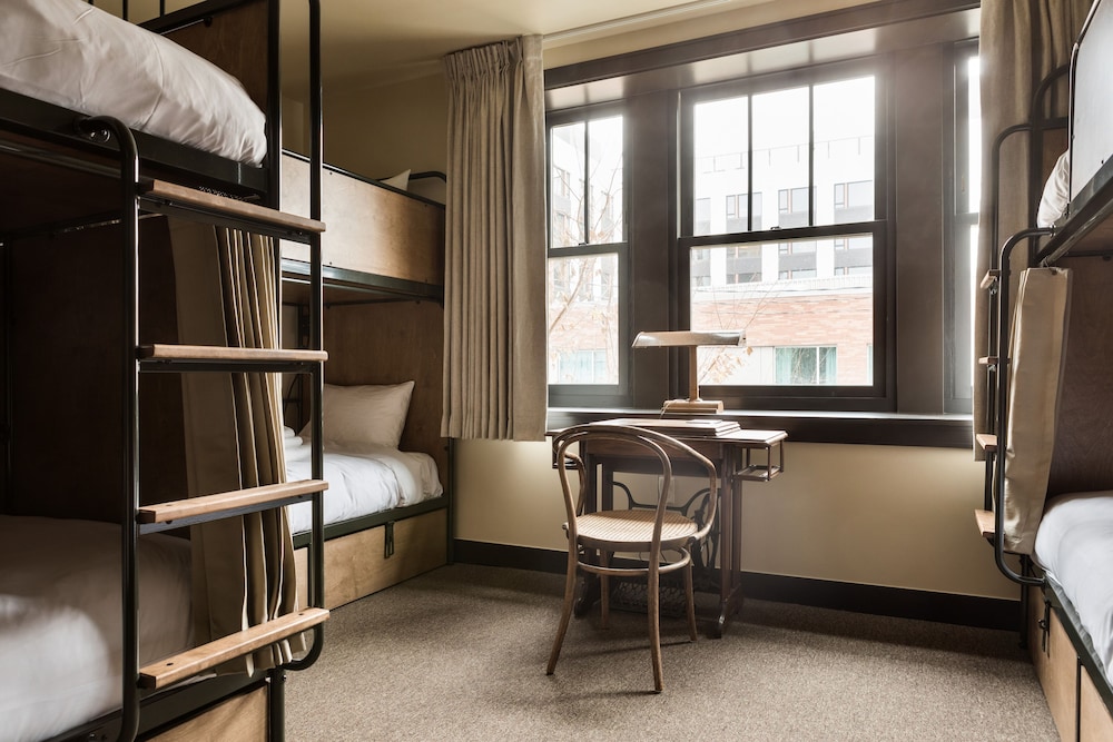 Deluxe Room, Mixed Dorm, Shared Bathroom (16 Bunk Room) thumbnail 5