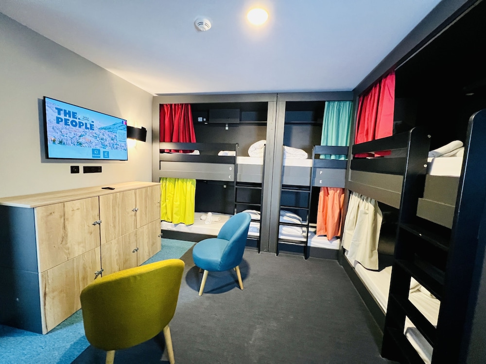 Bed in dormitory of 6 persons with private bathroom photo 1