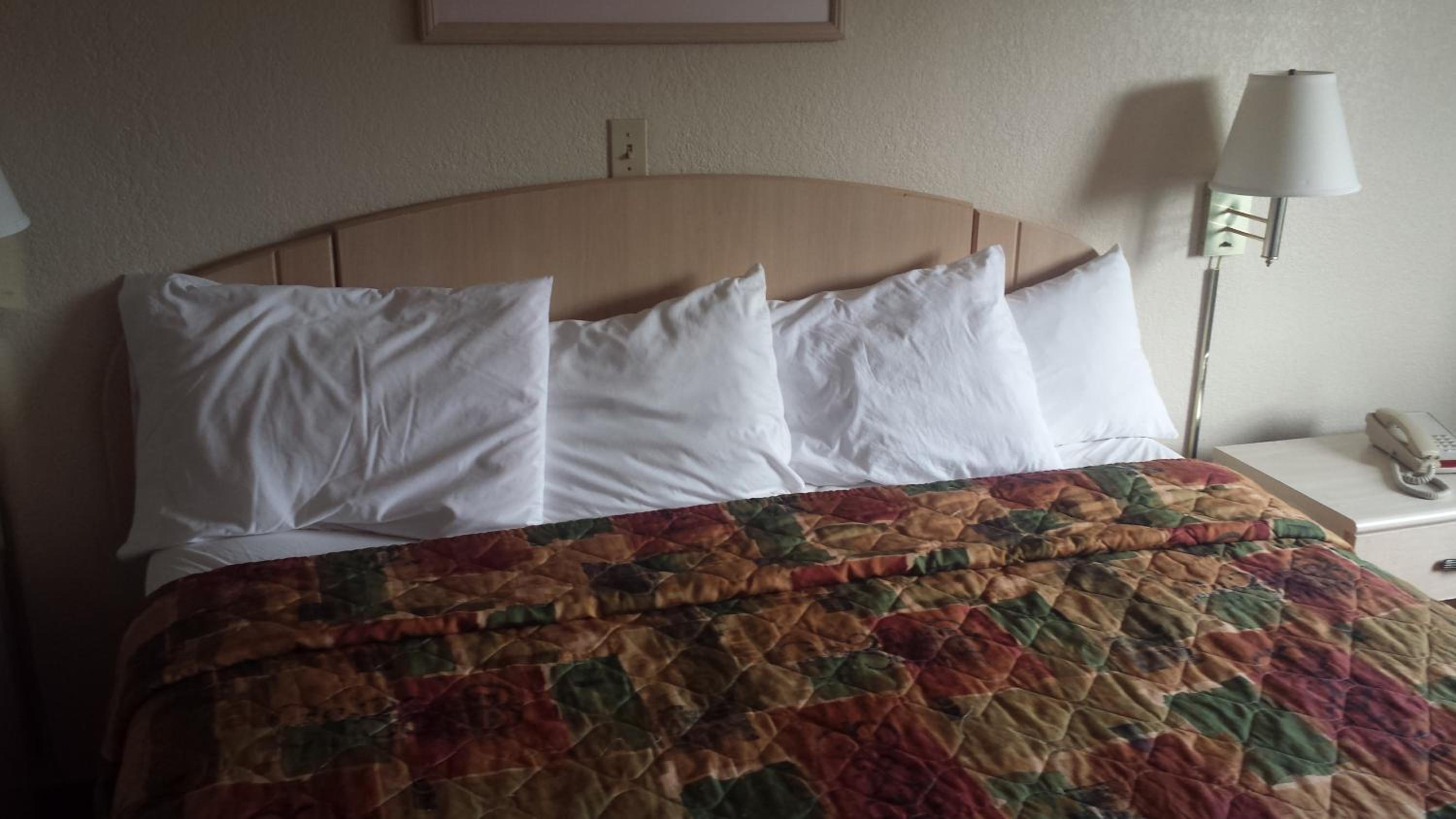 Queen Room with Two Queen Beds - Non-Smoking - Photo 2