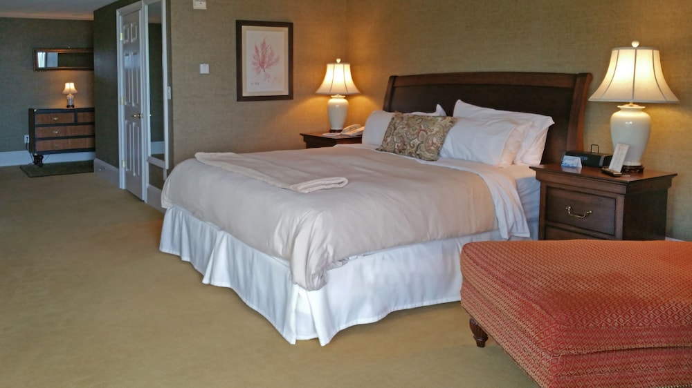 Oceanfront Corner King (Oceanview, Upper or Ground Floor)