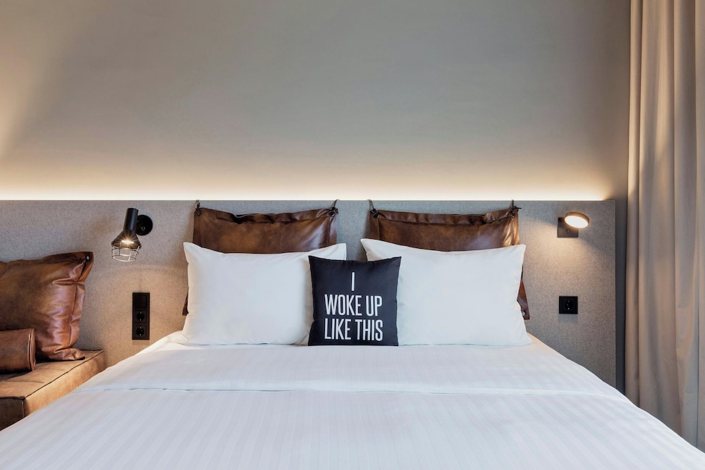 Room, 1 Queen Bed, Balcony - Photo 1