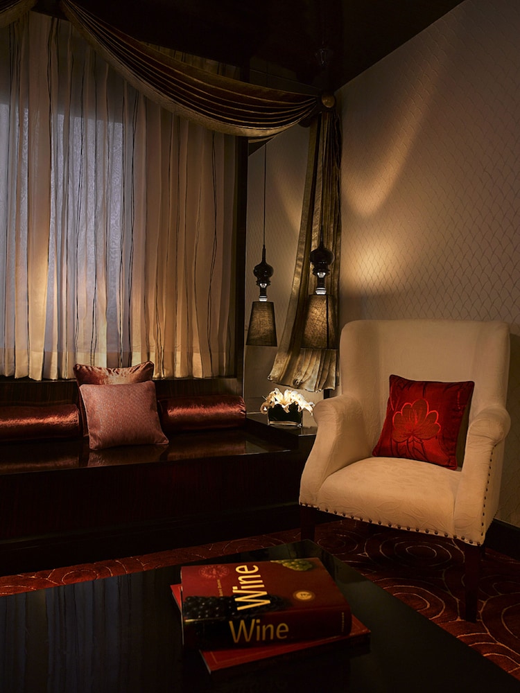 Suite, 1 King Bed (Opera) thumbnail 5