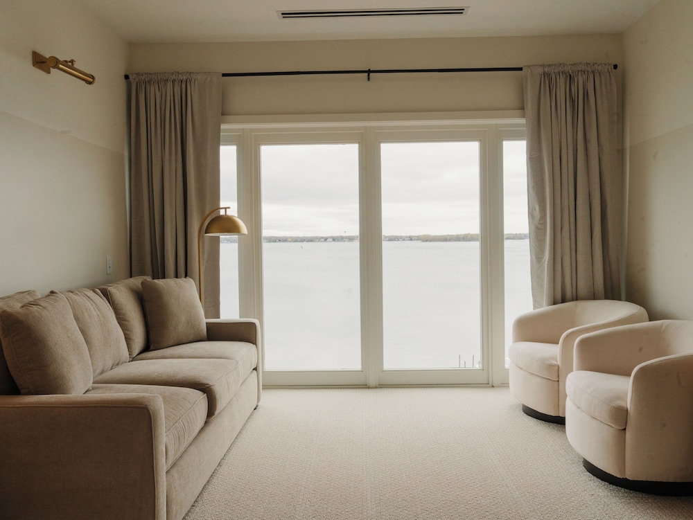 Lakeside Signature Crew Suite
