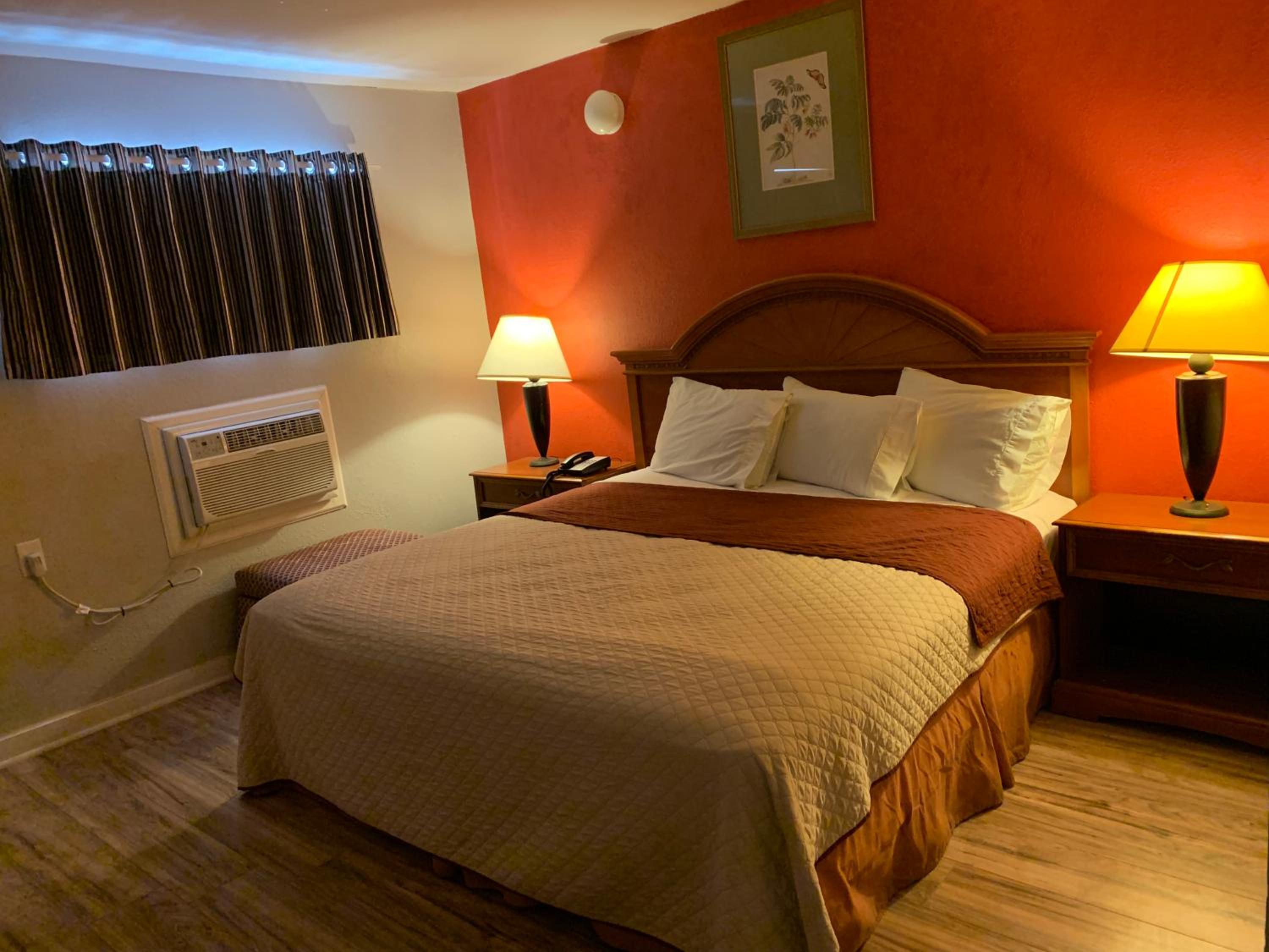 Deluxe King Suite photo 1