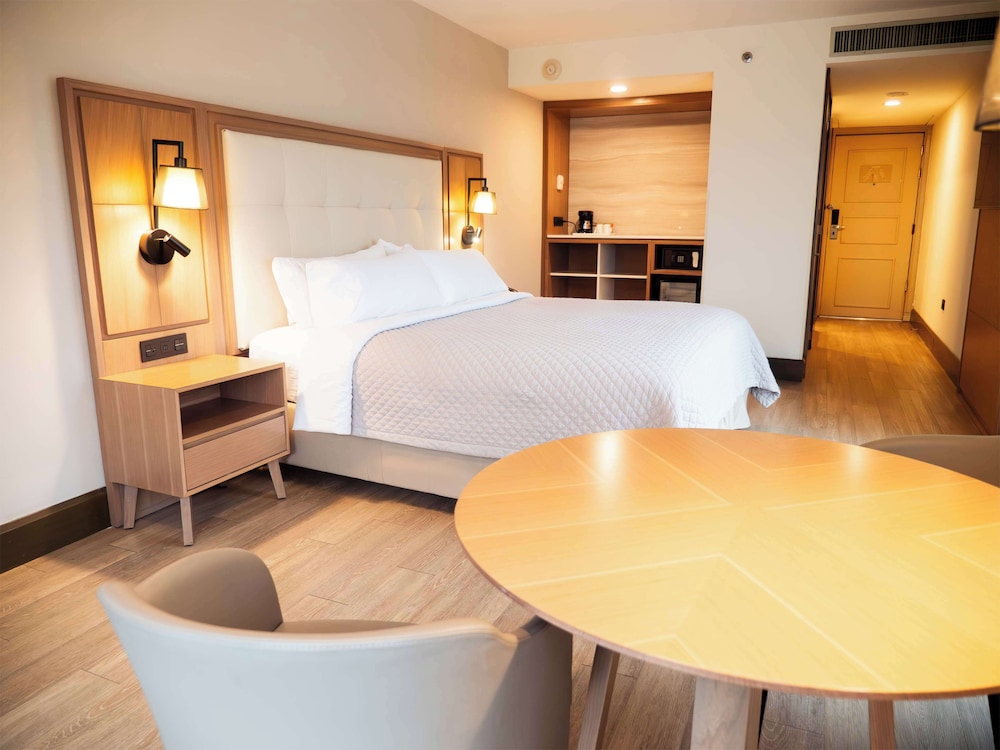 Superior Room, 1 King Bed, Accessible - Photo 10