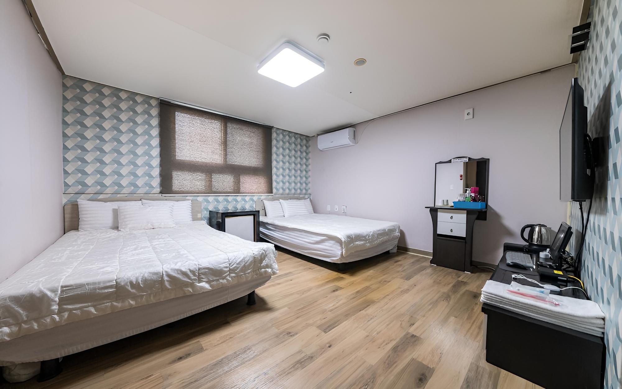 Room (Twin (Double + Single Bed)) - Photo 2