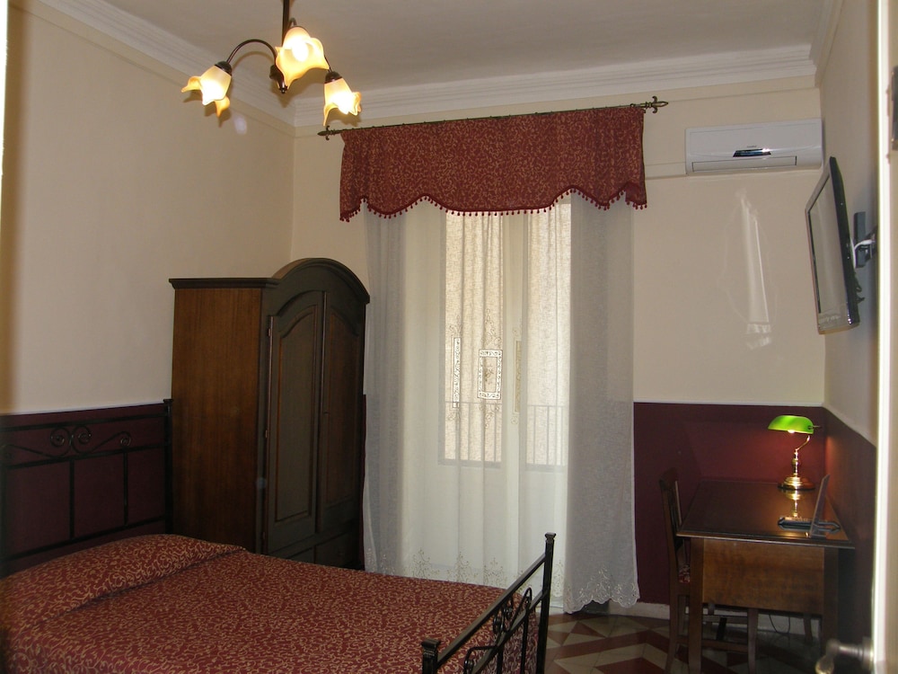 Economy Single Room, City View (external private bathroom) photo 1