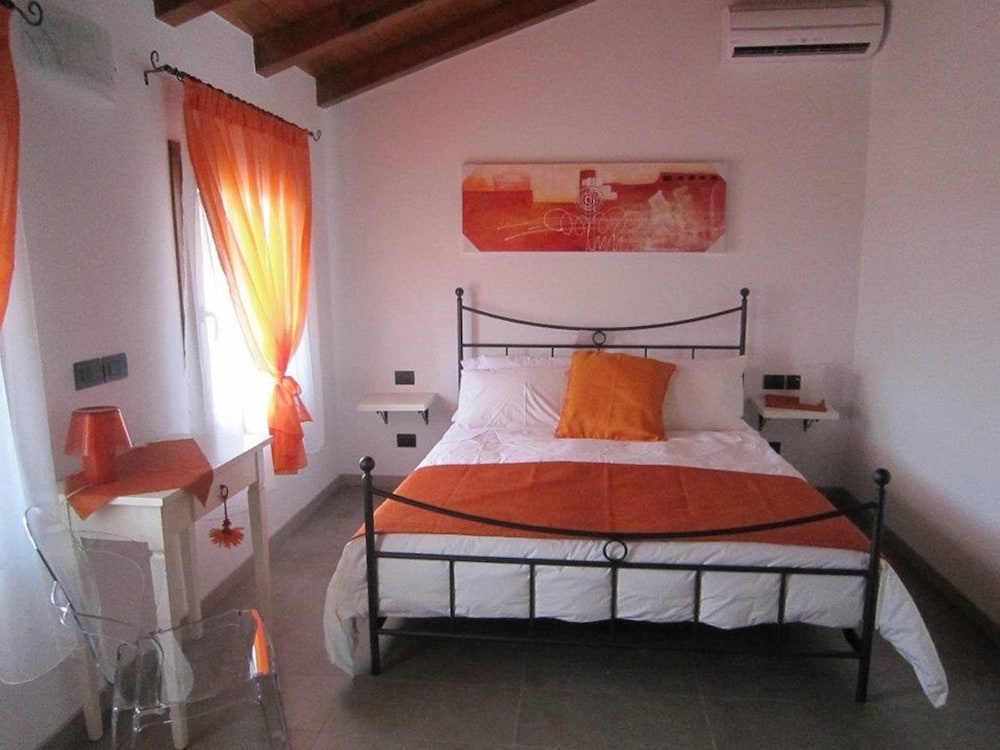 Basic Double Room, 1 King Bed, Private Bathroom