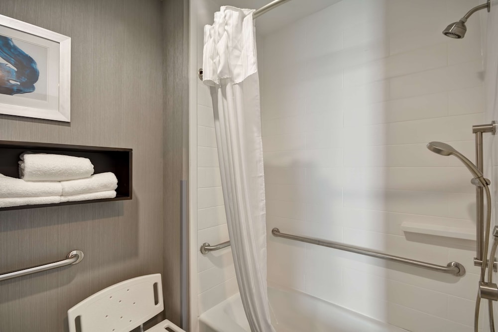 Studio, 2 Queen Beds, Accessible, Bathtub photo 3