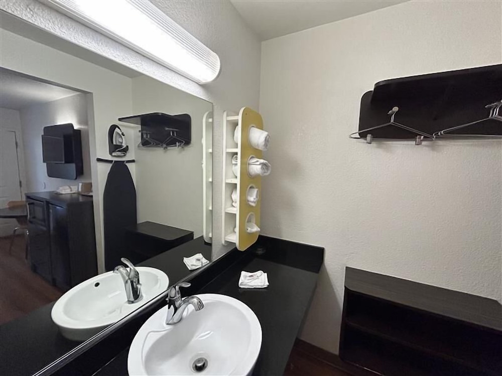 Standard Suite, 1 Queen Bed, Smoking, Refrigerator & Microwave - Photo 4