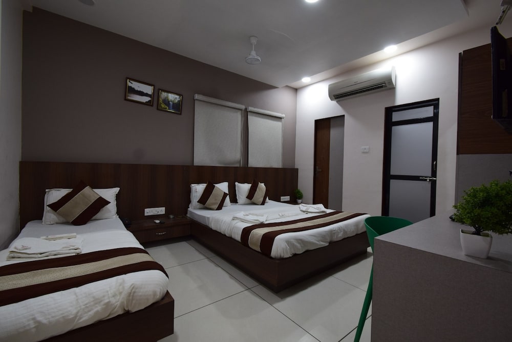 Three Bed AC Room - Photo 6