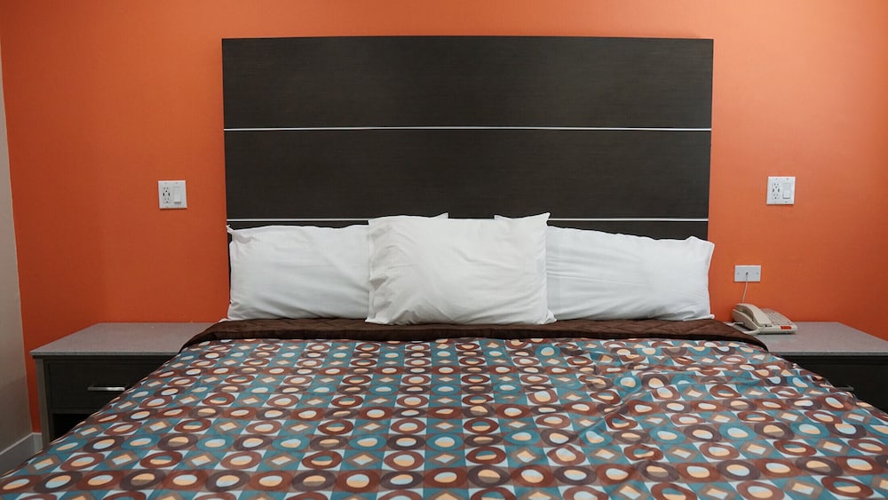 Standard Room, 1 King Bed, Smoking - Photo 3