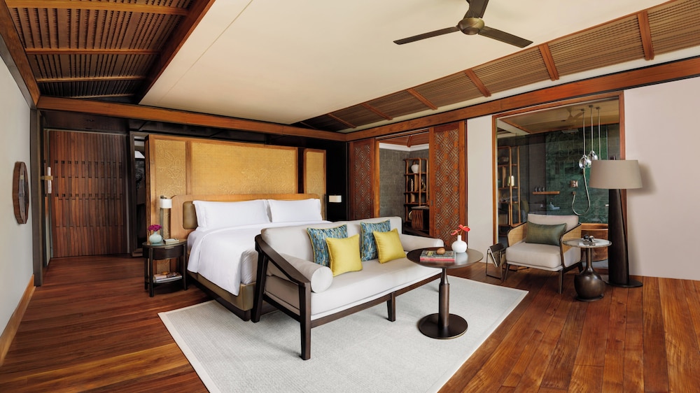 Studio Suite, 1 King Bed, Accessible (Lagoon Access)