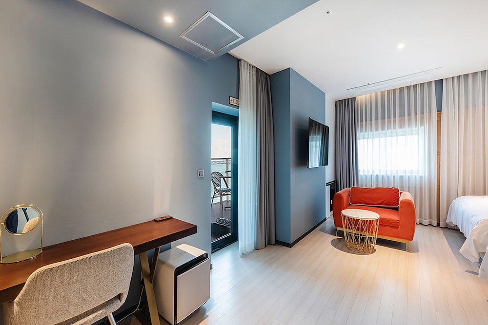Twin Terrace Room-Breakfast Included,Unlimted Starbucks Coffee Bean,OTT Available,15PM CI / 13PM CO - Photo 3