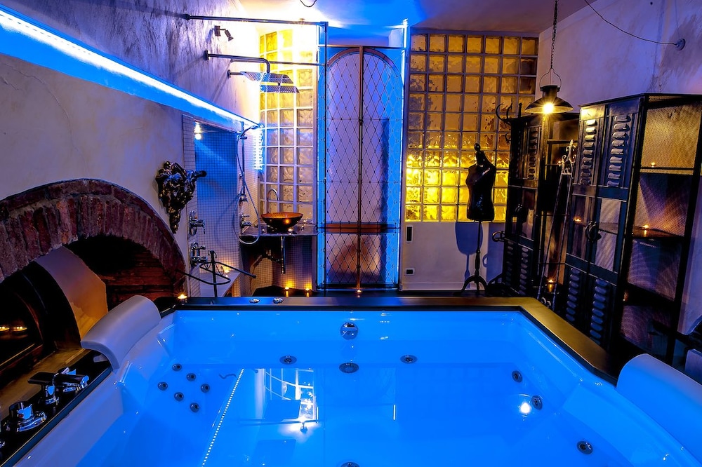 Luxury Suite, Jetted Tub, Garden Area