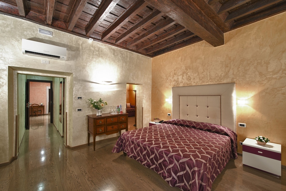 Junior Studio Suite, 2 Bedrooms, Bathtub, Mezzanine photo 3