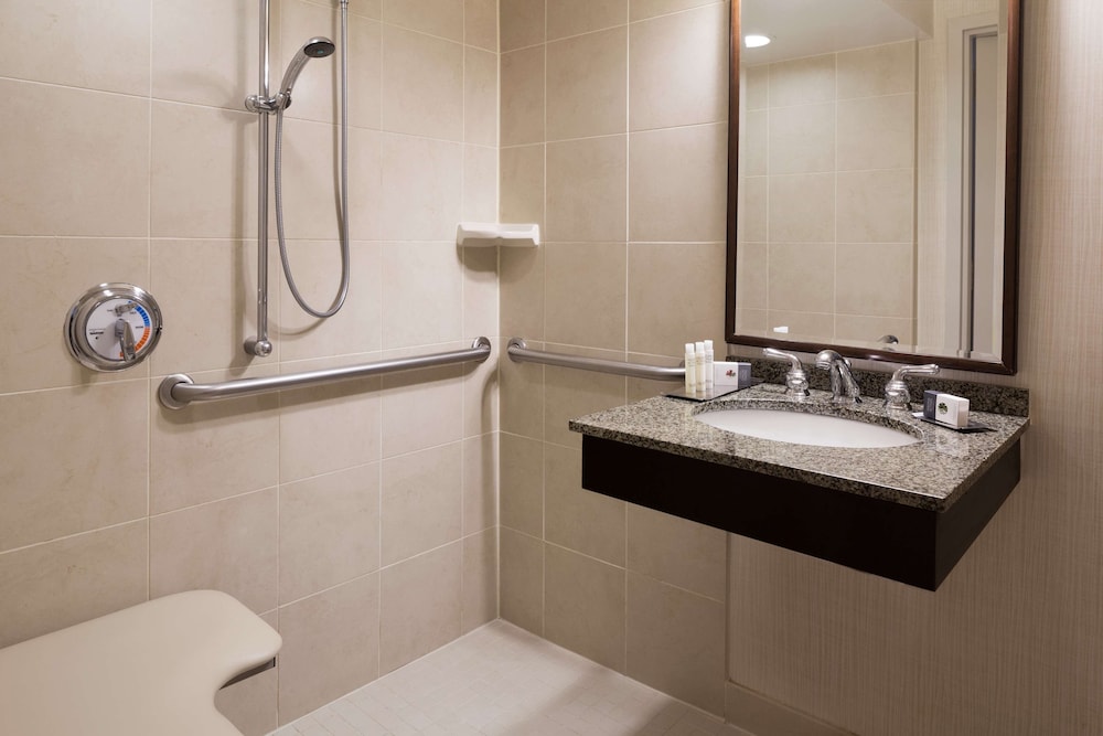 Room, 2 Double Beds, Accessible, Non Smoking (Roll-in Shower) - Photo 3