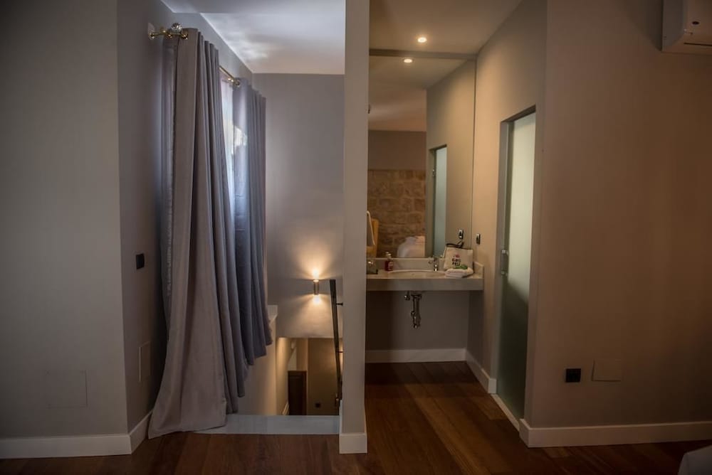 Standard Double Room Single Use - Photo 7