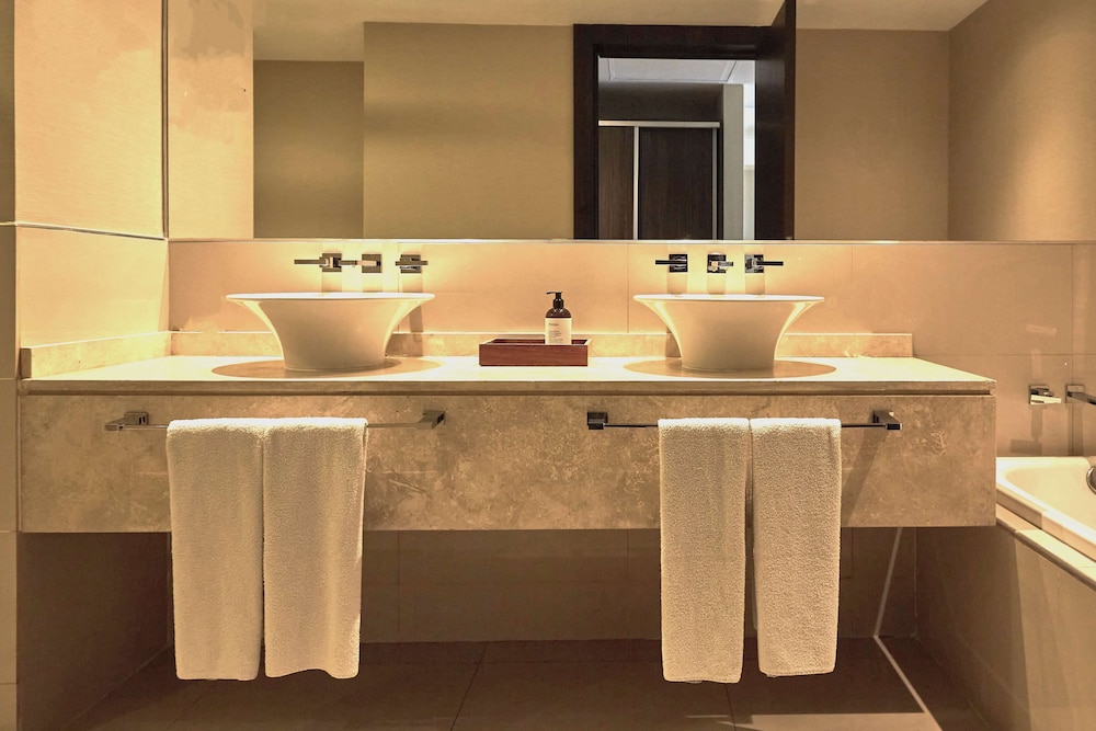 Suite, 1 King Bed, Corner (Executive Floor)