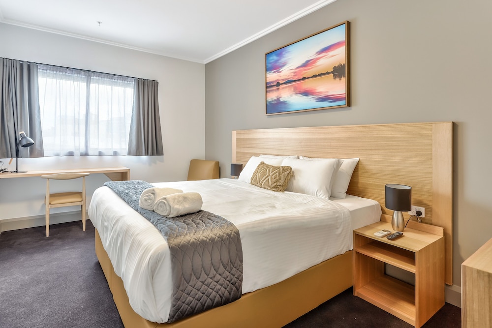 豪华双人房，1张特大床，非吸烟