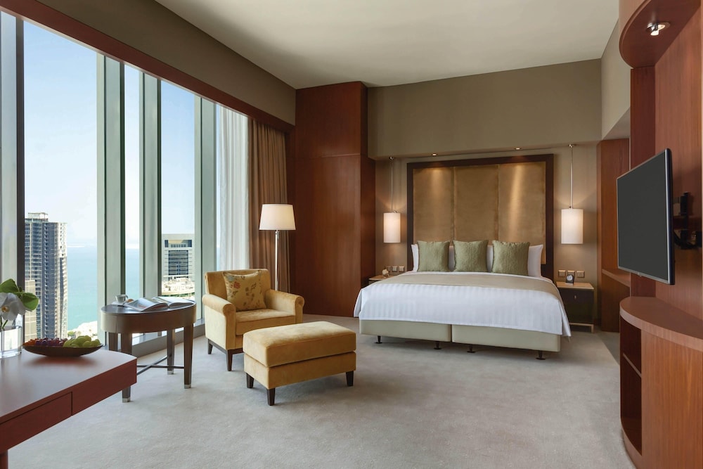 Executive Suite, 1 King Bed, Corner - Photo 8
