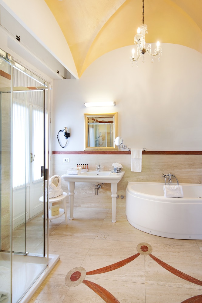 Deluxe Double or Twin Room - Photo 14