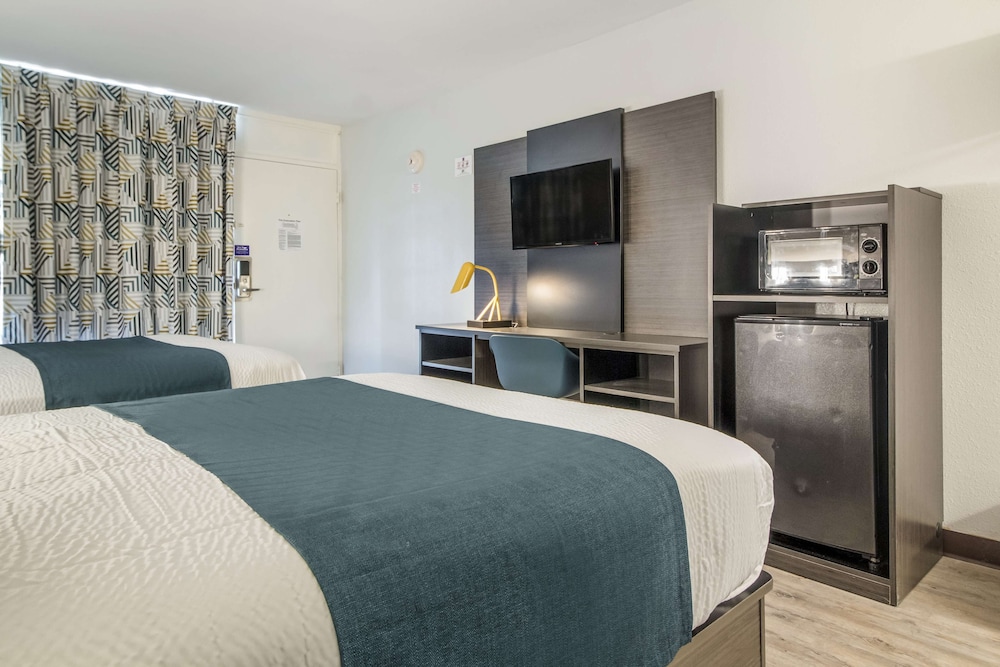 Deluxe Room, 2 Double Beds, Accessible, Non Smoking photo 3