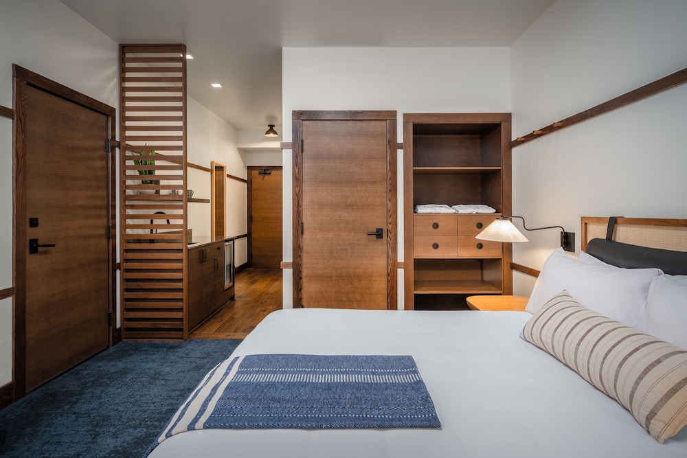 Deluxe Room, 1 King Bed, Mountain View (ADA - Accessible) photo 2