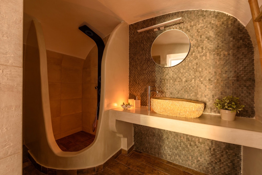 Standard Room, Multiple Beds - Photo 9