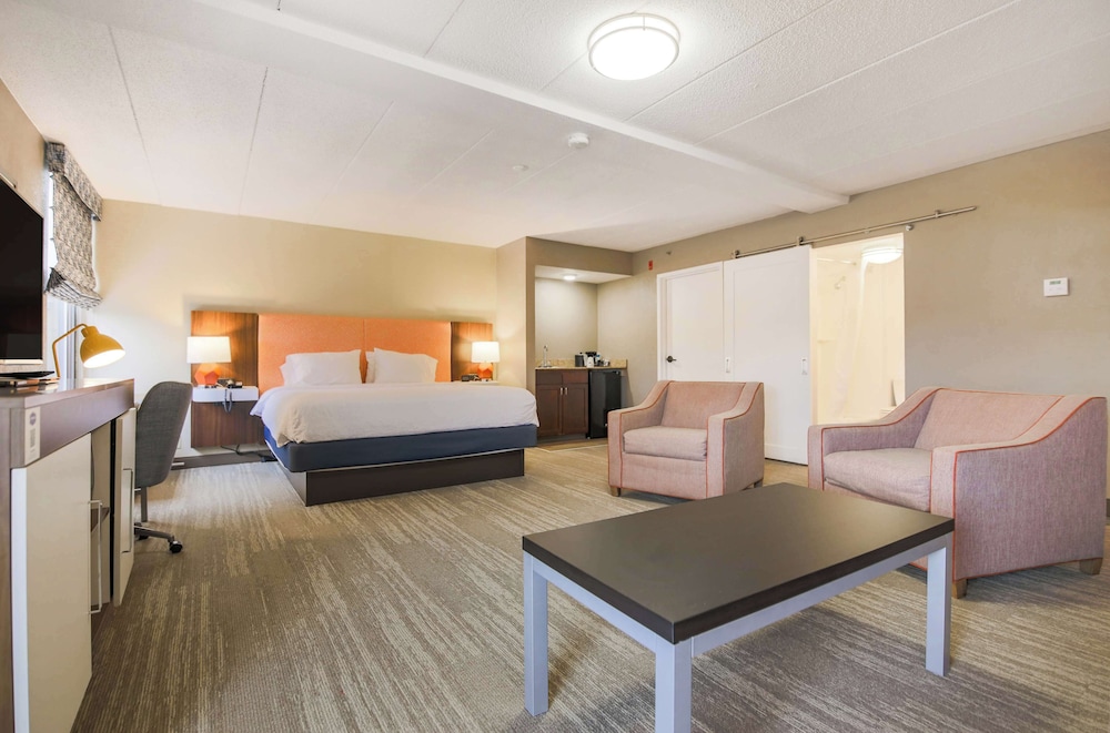 Junior Suite, 1 King Bed - Photo 3