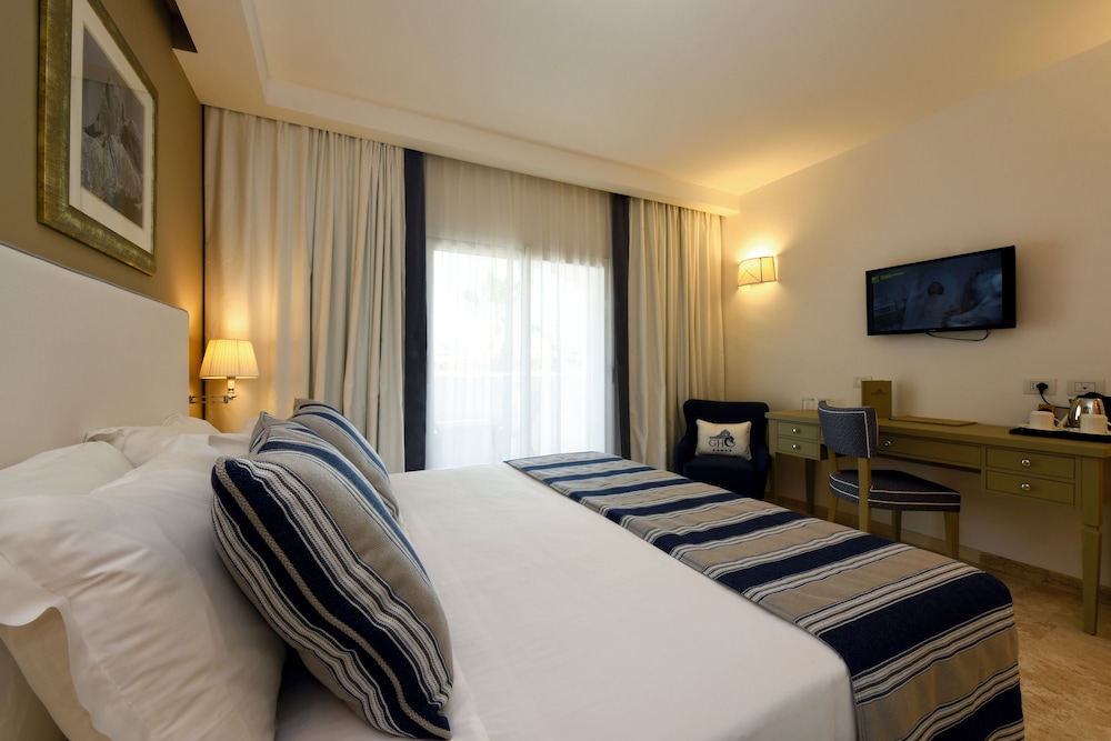 Superior Room, 1 Queen Bed, Pool View - Photo 8
