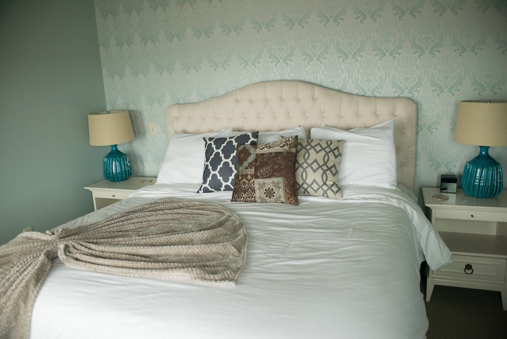Design Suite, 1 King Bed, Lake View (Flowing Waters #3)